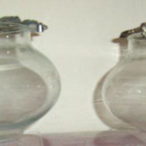 Potpourri bowl with metal-like heart rose cover